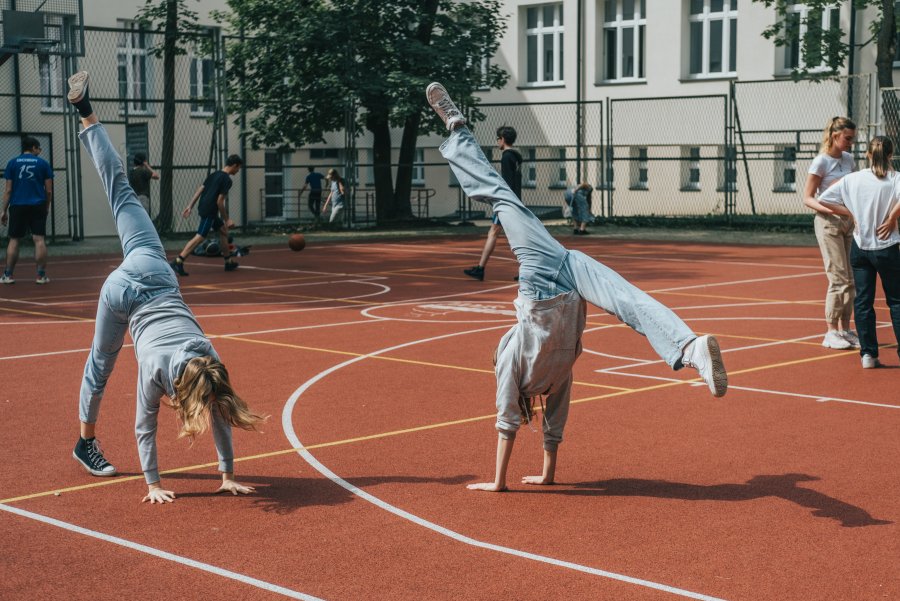 Dziewczyny trenują gimnastykę na boisku
