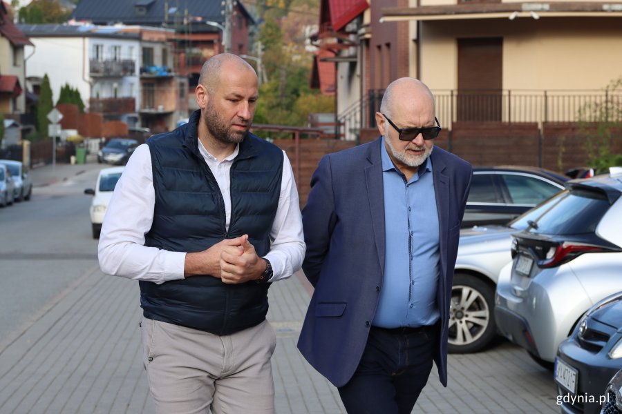 Uroczystość podpisania umowy o współpracy z firmą EQUAY w ZSChiE, na zdjęciu od lewej: prezes firmy EQUAY Marek Kwiczała, zastępca naczelnika Wydziału Energetyki Miasta Gdyni Maurycy Rzeźniczak (fot. Katarzyna Balcerzak)