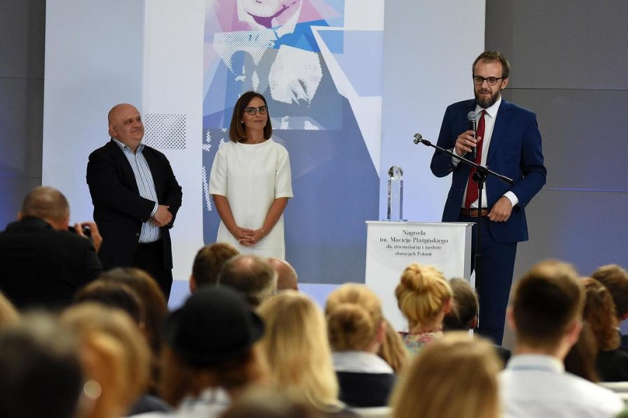 Nagrodę im. Macieja Płażyńskiego w kategorii redakcja medium polonijnego odbiera Tomasz Wolff, redaktor naczelny "Głosu - Gazety Polaków w Czechach" // fot. Michał Puszczewicz