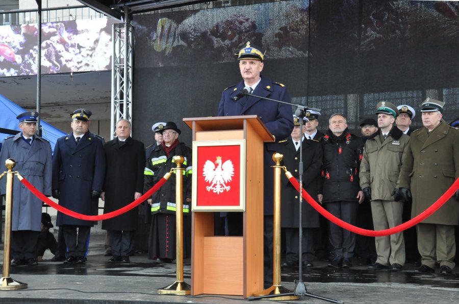 Sztandar dla Komendy Straży Pożarnej w Gdyni. Na zdjęciu generał brygadier, Komendant Główny Państwowej Straży Miejskiej, Leszek Suski.