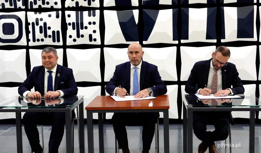 umowę inwestycyjną podpisali: Marcin Wiśniewski &ndash; prezes zarządu Ośrodka Badawczo-Rozwojowego Centrum Techniki Morskiej S.A.,&nbsp;Adam Leszkiewicz &ndash; Prezes Zarządu Polskiej Grupy Zbrojeniowej (PGZ) oraz&nbsp;Jan Grabowski &ndash; Wiceprezes Polskiej Grupy Zbrojeniowej S.A. (PGZ).
