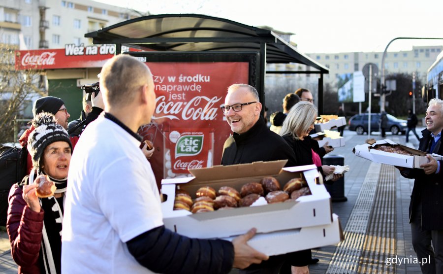 Akcja promocyjna PKA w Gdyni i Mercedesa z okazji tłustego czwartku. (fot. Kamil Złoch)