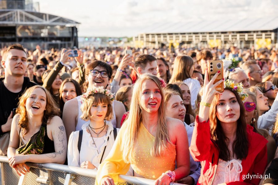 Uczestnicy festiwalu bawiący się przed sceną gł&oacute;wną 
