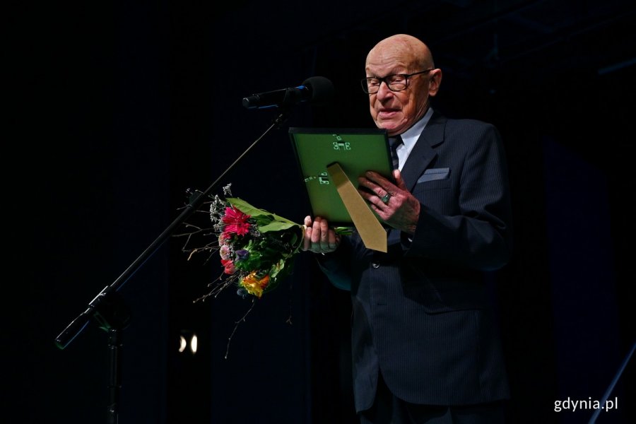 Aktor Jerzy Kiszkis po odebraniu Nagrody Prezydenta Miasta Gdyni z okazji Międzynarodowego Dnia Teatru