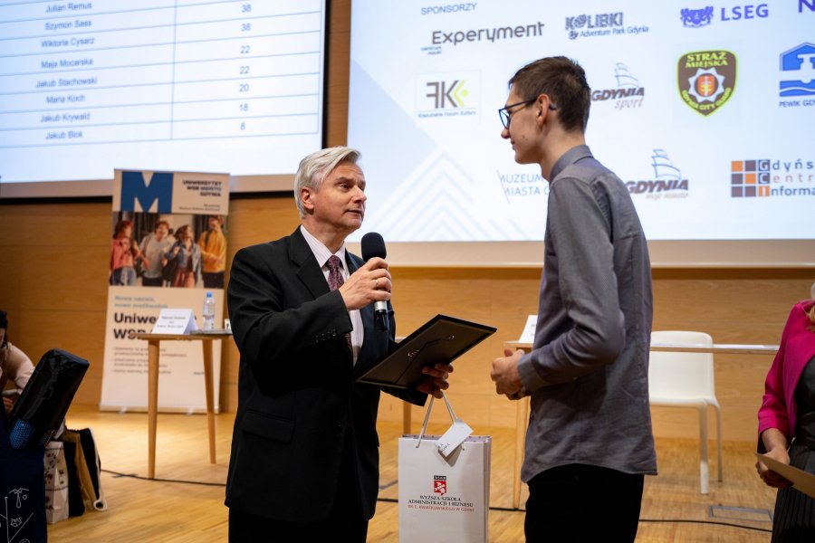 dr Cezary Tatarczuk, Pełnomocnik Rektora ds. Jakości Kształcenia Wyższej Szkoły Administracji i Biznesu im. Eugeniusza Kwiatkowskiego wręcza nagrodę finaliście konkursu/  fot. Uniwersytet WSB Merito Gdynia