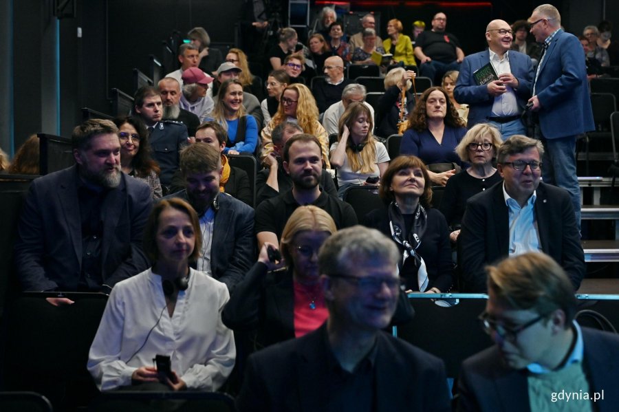 Uczestnicy forum Horizons of Peace zgromadzeni w Konsulacie Kultury. Wśr&oacute;d nich radni Gdyni Tadeusz Szemiot, Larysa, Kramin, Dominik Aziewicz, Norbert Anisowicz i Małgorzata W&oacute;jcik 