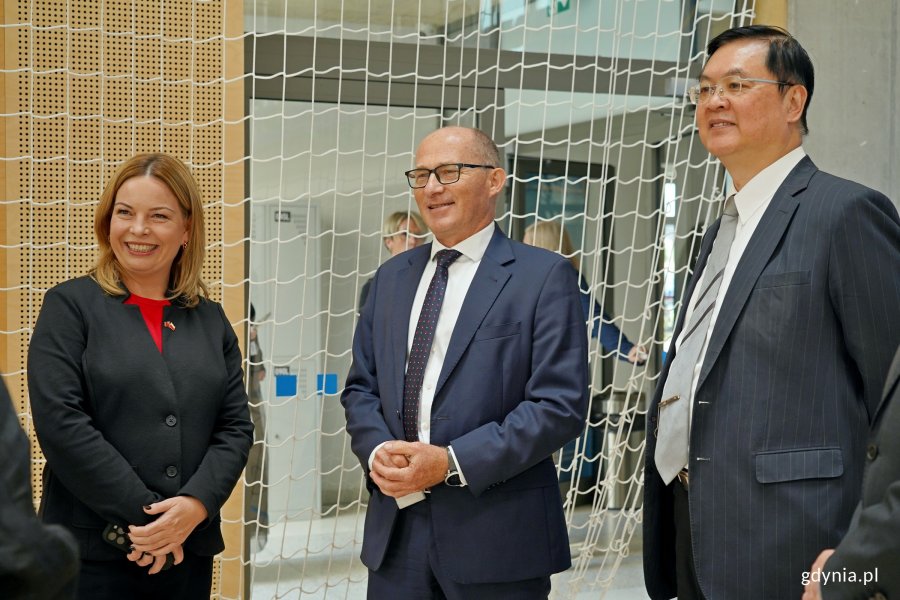 Od lewej: wiceprezydentka Gdyni Oktawia Gorzeńska, Witold Chudyszewicz – dyrektor Zespołu Szkół Ogólnokształcących nr 8 w Gdyni i Lo Ta-Sheng – wiceprezydent Kaohsiungu podczas spaceru po XVII LO 