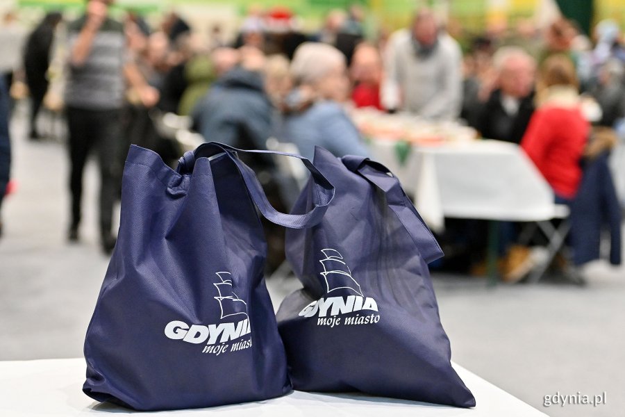 Żywność na wynos w siatkach z napisem Gdynia moje miasto