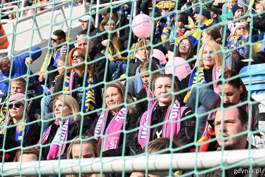 Kibice z różowymi akcentami podczas meczu Arki Gdynia z Pogonią Siedlce