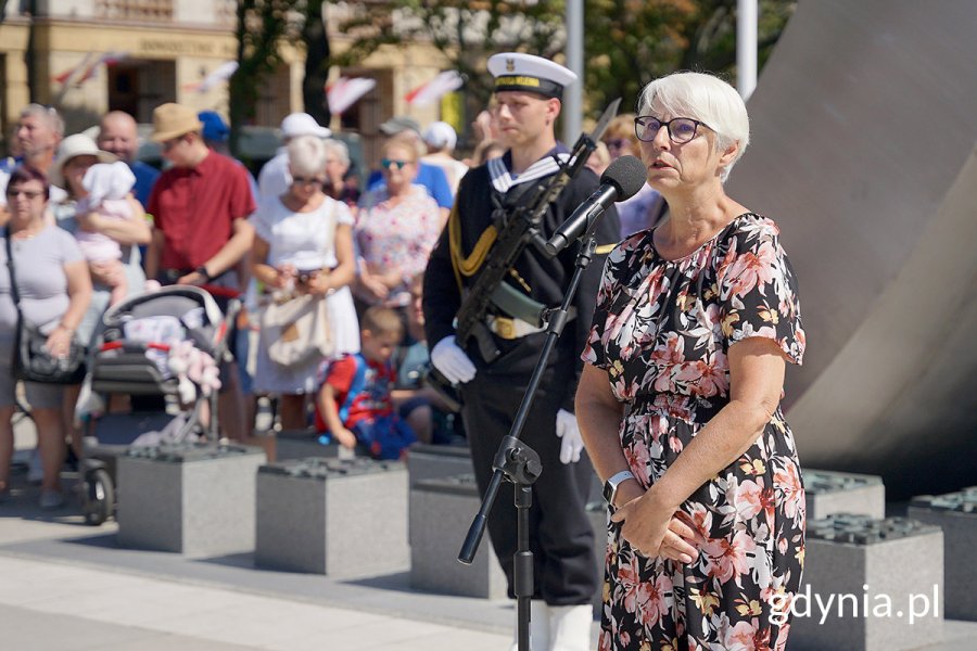 Na zdj. przy mikrofonie Joanna Zielińska, przewodnicząca Rady Miasta Gdyni, a obok marynarz z Marynarki Wojennej