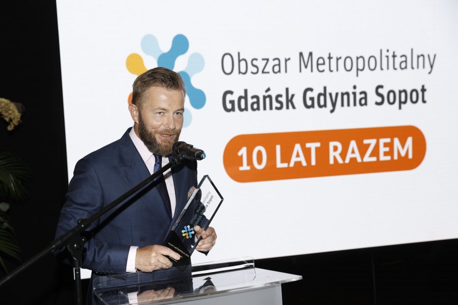 Senator Ryszard Świlski z nagrodą kongresu Smart Metropolia 2021 // fot. Grzegorz Mehring