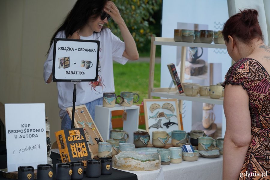 Jedno ze stoisk z książkami z z ceramiką