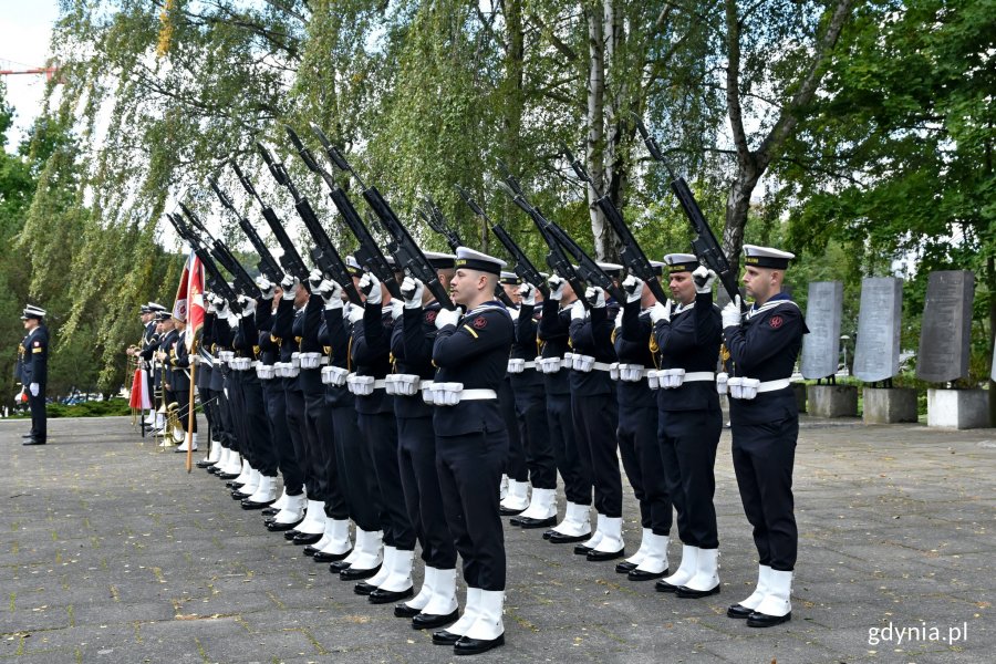 Żołnierze Marynarki Wojennej oddają salwę honorową podczas 80. rocznicy ofiar zbrodni katyńskiej // fot. Magdalena Czernek