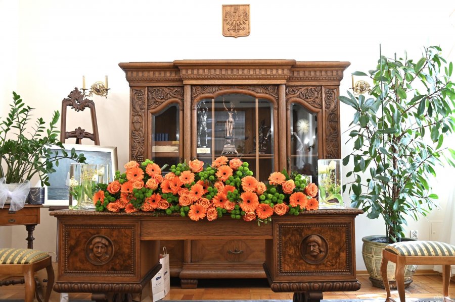 Bukiety kwiat&oacute;w w kolorze pomarańczy