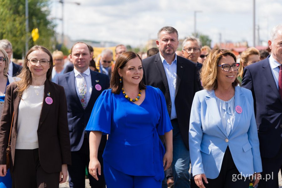 Prezydent Gdyni Aleksandra Kosiorek w towarzystwie marszałek Senatu RP Małgorzaty Kidawy-Błońskiej, ministry Agnieszki Dziemianowicz-Bąk, senatora Sławomira Rybickiego i posła Rafała Siemaszki