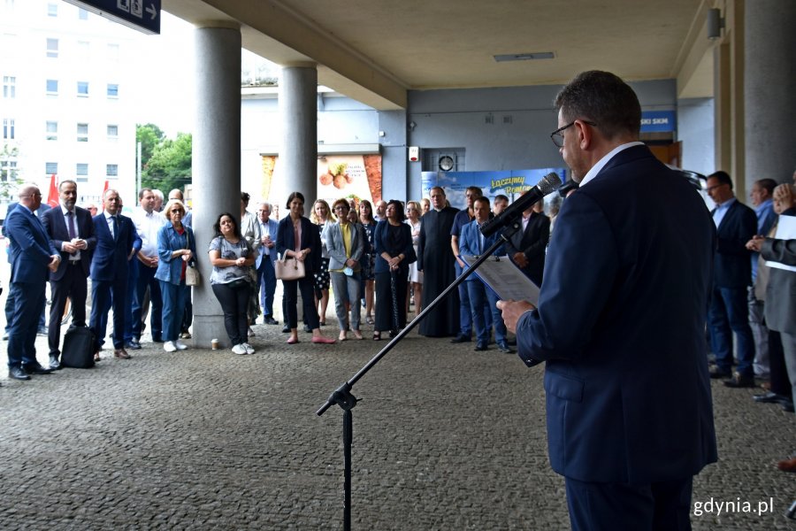 Maciej Lignowski, prezes zarządu PKP SKM w Trójmieście podczas otwarcia wystawy fotografii z okazji 70-lecia Kolei Aglomeracyjnej w Trójmieście oraz 20-lecia spółki PKP SKM. Na drugim planie uczestnicy uroczystości // fot. Magdalena Czernek