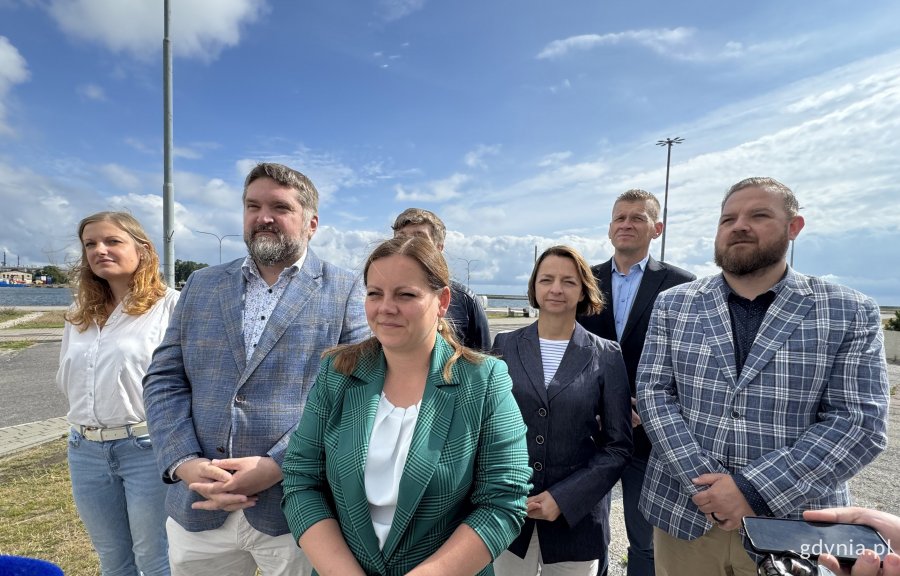 Konferencja prasowa towarzysząca otwarciu parkingu. Na zdjęciu: prezydent Aleksandra Kosiorek, przewodniczący Rady Miasta Gdyni Tadeusz Szemiot, radni: Natalia Kłopotek-Główczewska, Dominik Aziewicz, Larysa Kramin i Łukasz Strzałkowski oraz dyrektor ZDiZ Michał Felon (fot. Łukasz Czerwiński)