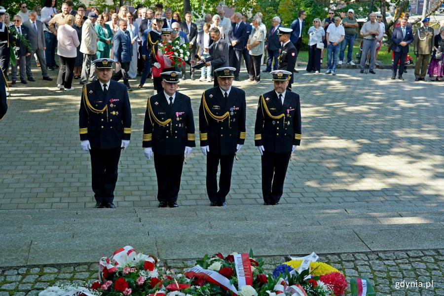 Przedstawiciele Marynarki Wojennej składający kwiaty pod pomnikiem Obrońców Wybrzeża na Cmentarzu Wojennym podczas obchodów 86. rocznicy wybuchu II wojny światowej