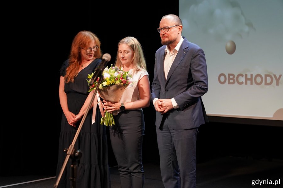 Od lewej: dyrektor Biblioteki Gdynia Natalia Gromow i dyrektor zarządzający ds. kultury i aktywności mieszkańców Mariusz Bzdęga w towarzystwie Karoliny Jaskierskiej, która otrzymała wyróżnienie specjalne