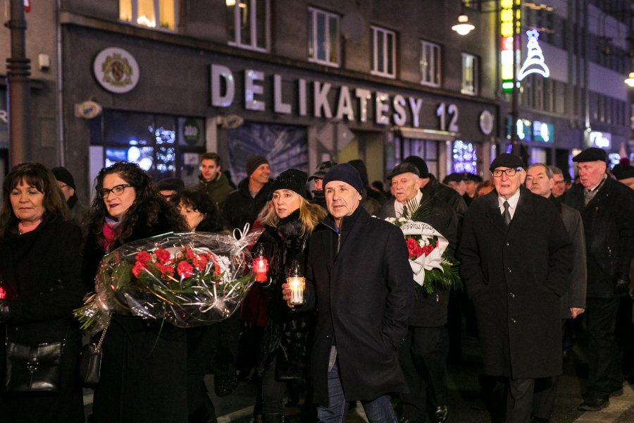 Wieczorne uroczystości upamiętniające ofiary Grudnia '70 - przemarsz pod pomnik // fot. Karol Stańczak