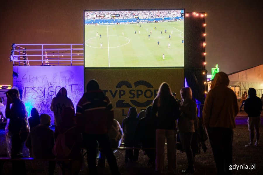 Telebim z transmisją meczu w miasteczku festiwalowym 