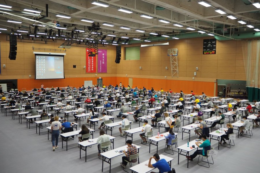 Rozwiązywanie testów podczas Międzynarodowej Olimpiady Geograficznej w Hongkongu 2019 // mat. www.eduhk.hk/igeo2019
