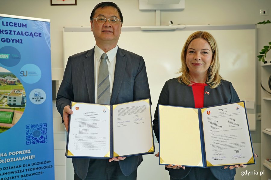 Wiceprezydentka Gdyni Oktawia Gorzeńska oraz Lo Ta-Sheng – wiceprezydent Kaohsiungu z podpisanym memorandum dotyczącym wymiany edukacyjnej pomiędzy Gdynią a Kaohsiungiem