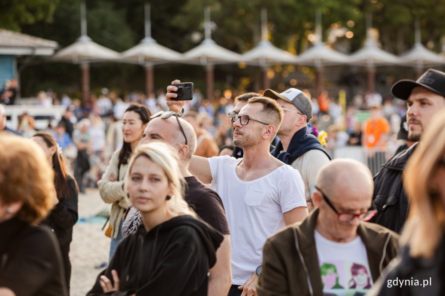 Ludzie na plaży na koncercie