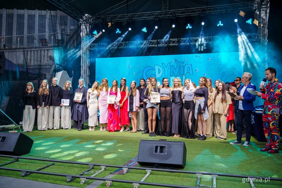 Nagradzani i wyróżniani uczestnicy Międzynarodowego Festiwalu Piosenki Gdynia Open (fot. Kamil Złoch)