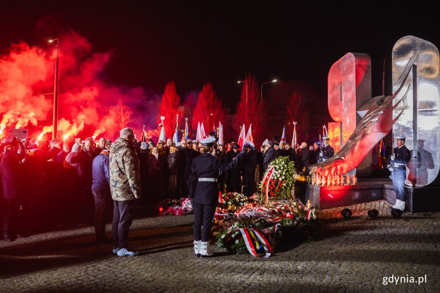 Kwiaty i znicze pod Pomnikiem Ofiar Grudnia '70 (fot. Karol Stańczak)
