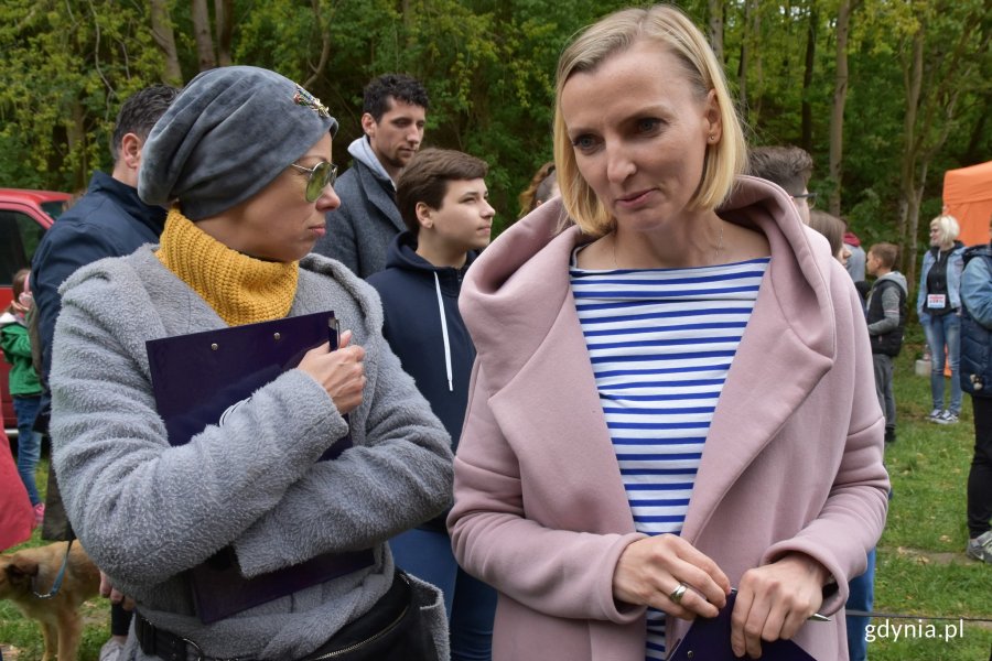 Jury bacznym okiem ocenia aparycje i umiejętności psiaków // fot. Magdalena Czernek