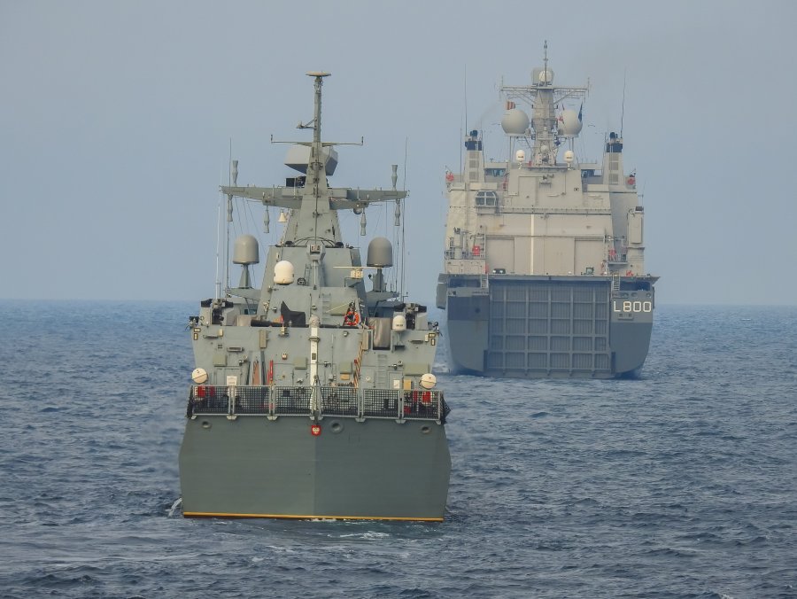Korweta patrolowa ORP „Ślązak” i okręt desantowy HNLMS „Rotterdam”podczas manewrów „Passex” // fot. bsmt Michał Pietrzak
