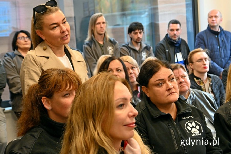 Goście otwarcia nowego budynku biurowo-administracyjnego w „Ciapkowie”, a wśród nich pracownicy schroniska oraz Dorota Marszałek-Jalowska, zastępca naczelnika Wydziału Środowiska Urzędu Miasta Gdyni 