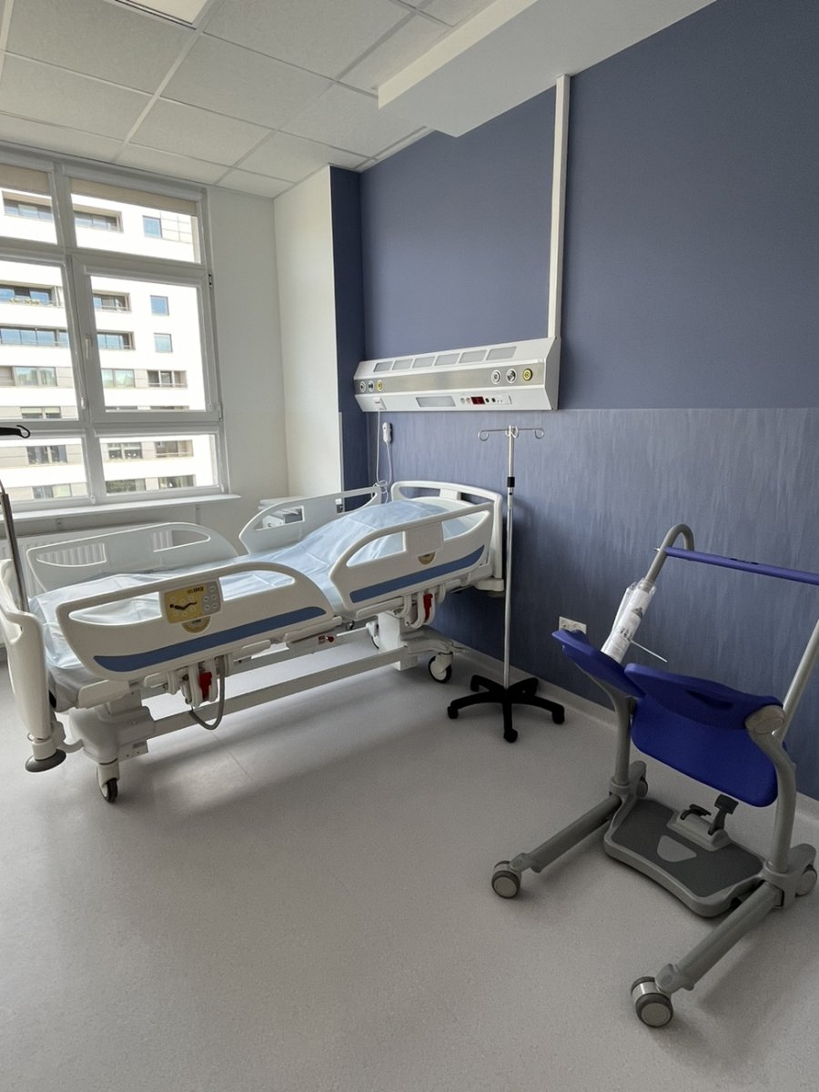 Łóżka w nowoczesnej sali szpitalnej