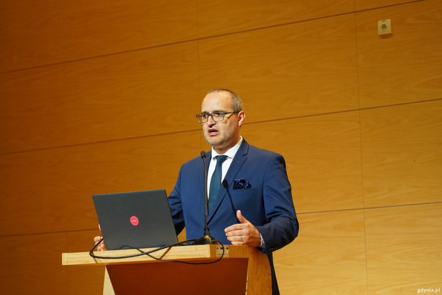 Przy mikrofonie Emil Rojek, wicewojewoda pomorski