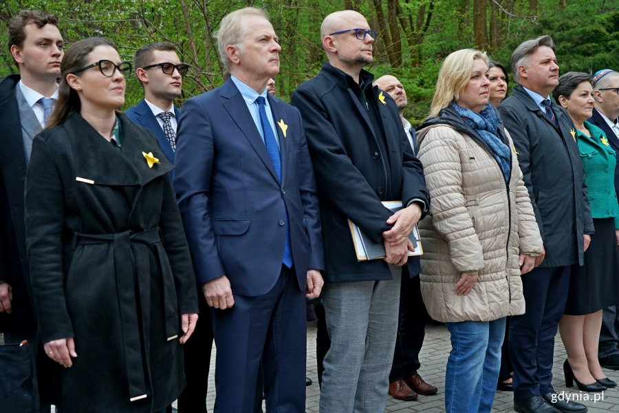 Od lewej: posłanka Wioleta Tomczak, senator Sławomir Rybicki, wiceprezydent Gdyni Bartłomiej Austen, radna Beata Zastawna, poseł Michał Kowalski, Alina Baaske – pełnomocniczka wojewody pomorskiej ds. integracji środowisk kombatanckich i koordynacji ich działań oraz Mariola Śrubarczyk-Cichowska i Ireneusz Trojanowicz – wiceprzewodniczący Rady Miasta Gdyni 