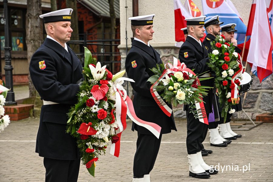 Składanie wiązanek przez delegacje, fot. Michał Sałata