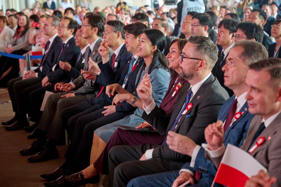 Przedstawiciele japońskiej rodziny cesarskiej oraz władz państwowych Polski i Japonii, a także inni uczestnicy oficjalnej ceremonii z okazji Narodowego Dnia Polski na Expo 2025 w Osace podczas występu Akademickiego Chóru Uniwersytetu Morskiego 