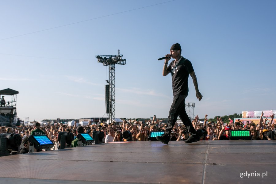 Na scenie Central Cee podczas koncertu na Open'er Festivalu 2023.  // fot. Karol Stańczak