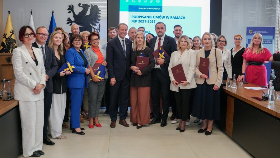 Podpisanie umowy w Urzędzie Marszałkowskim Wojew&oacute;dztwa Pomorskiego, uczestnicy spotkania