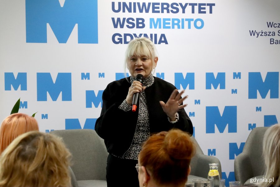 Konferencja - Rodzice i nauczyciele w dialogu o neuror&oacute;żnorodności, na zdjęciunaczelniczka Wydziału Edukacji Iwona Tanewska (fot. Katarzyna Balcerzak)