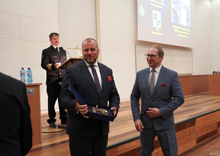 Mężczyźni w garniturach