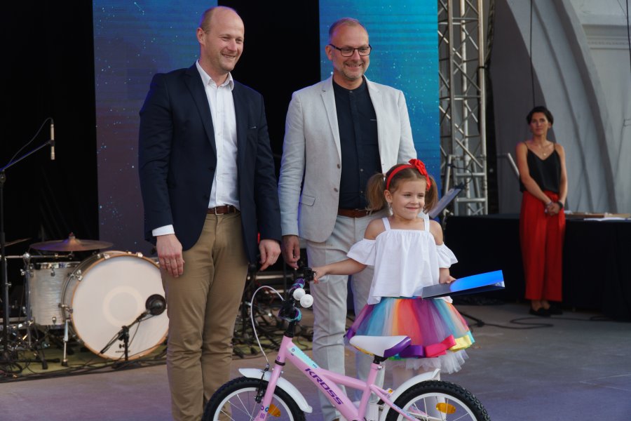 Najmłodsza Uśmiechnięta Rybka: Helenka Frysiak z wiceprezydentami Gdyni / fot. Aleksander Trafas