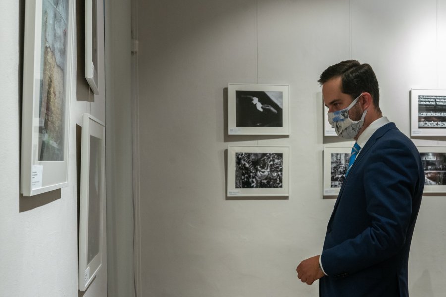 Radny Gdyni Grzegorz Taraszkiewicz przygląda się zdjęciom wystawy pokonkursowej Gdańsk Press Photo 2020 // fot. Anna Rezulak