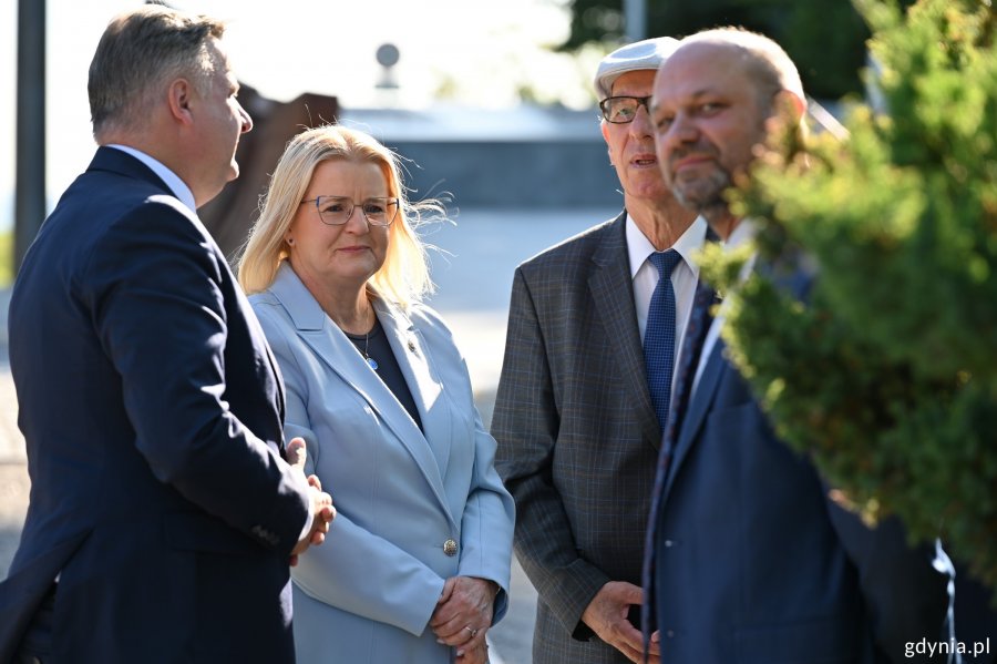 Na zdjęciu (od lewej): poseł Michał Kowalski, członkini zarządu wojew&oacute;dztwa pomorskiego Agnieszka Baranowska, Gdynianin Zenon Roda i wiceprzewodniczący Rady Miasta Gdyni Ireneusz Trojanowicz