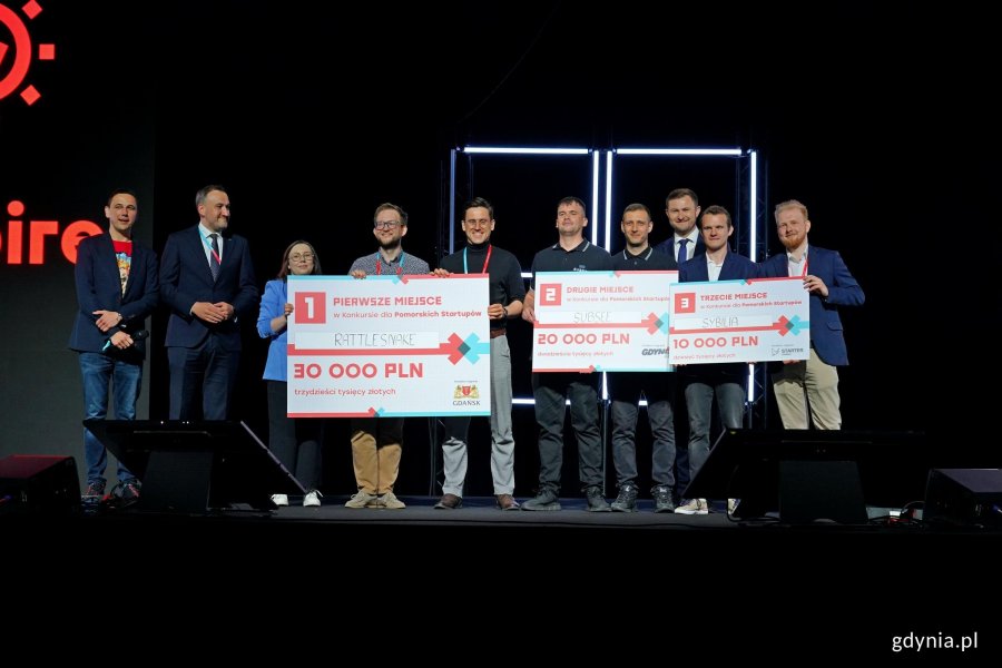 Laureaci konkursu dla pomorskich start-up&oacute;w wraz z wiceprezydentem Tomaszem Augustyniakiem, Piotrem Grzelakiem &ndash; zastępcą prezydent Gdańska ds. zr&oacute;wnoważonego rozwoju i gospodarki i Grzegorzem Borowskim &ndash; wsp&oacute;łzałożycielem i prezesem zarządu Infoshare
