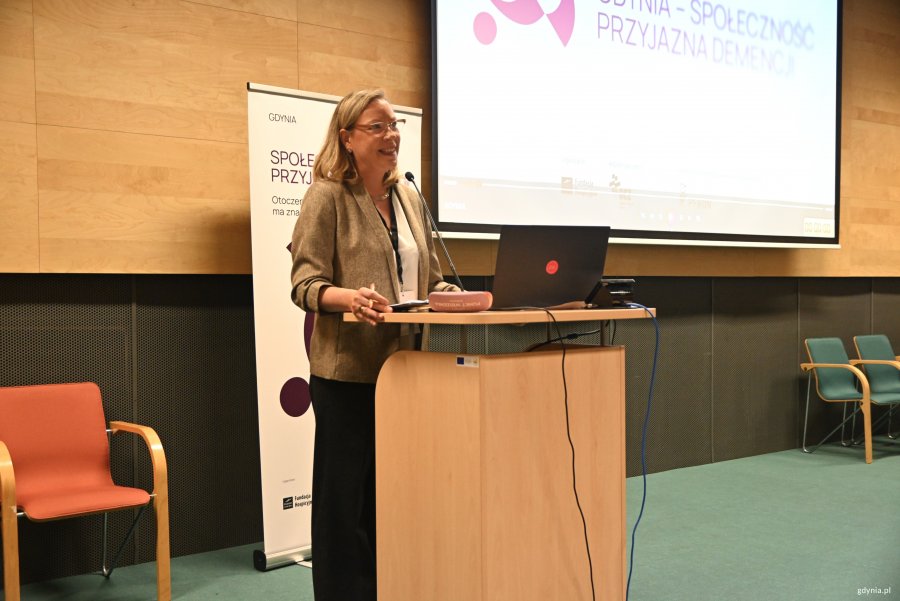 Kobieta z mikrofonem na scenie