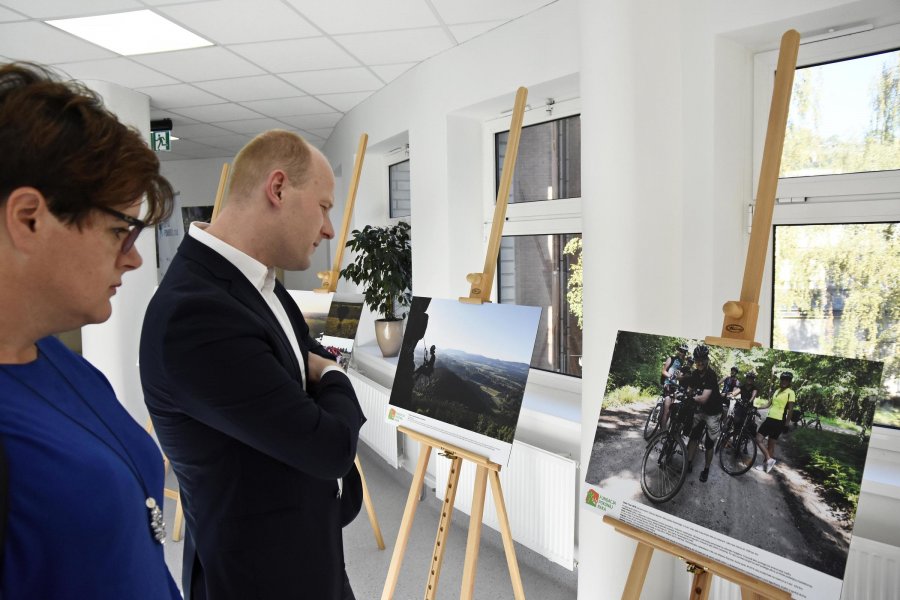 Wernisaż pełen nadziei. Na zdjęciu: Anna Melki, dyrektor Gdyńskiego Centrum Zdrowia, Bartosz Bartoszewicz, wiceprezydent Gdyni ds.jakości życia. // fot. Michał Kowalski