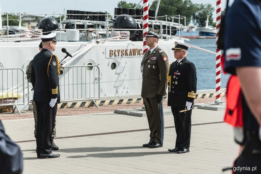 Po prawej: gen. broni Tomasz Piotrowski - dowódca operacyjny rodzajów sił zbrojnych oraz wiceadm. Krzysztof Jaworski - dowódca Centrum Operacji Morskich - Dowództwa Komponentu Morskiego przyjmują meldunek o gotowości oddziałów do uroczystości z okazji 20. rocznicy utworzenia COM - DKM // fot. Kamil Złoch