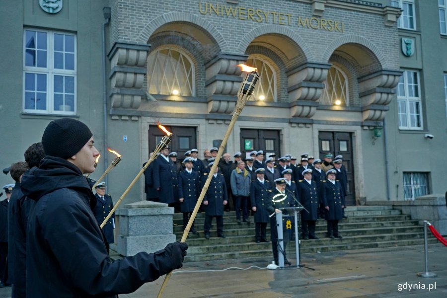 Studenci Uniwersytetu Morskiego z pochodniami podczas apelu pamięci